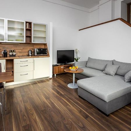 Vinosseum Bor- Es Apartmanhaz Шопрон Экстерьер фото